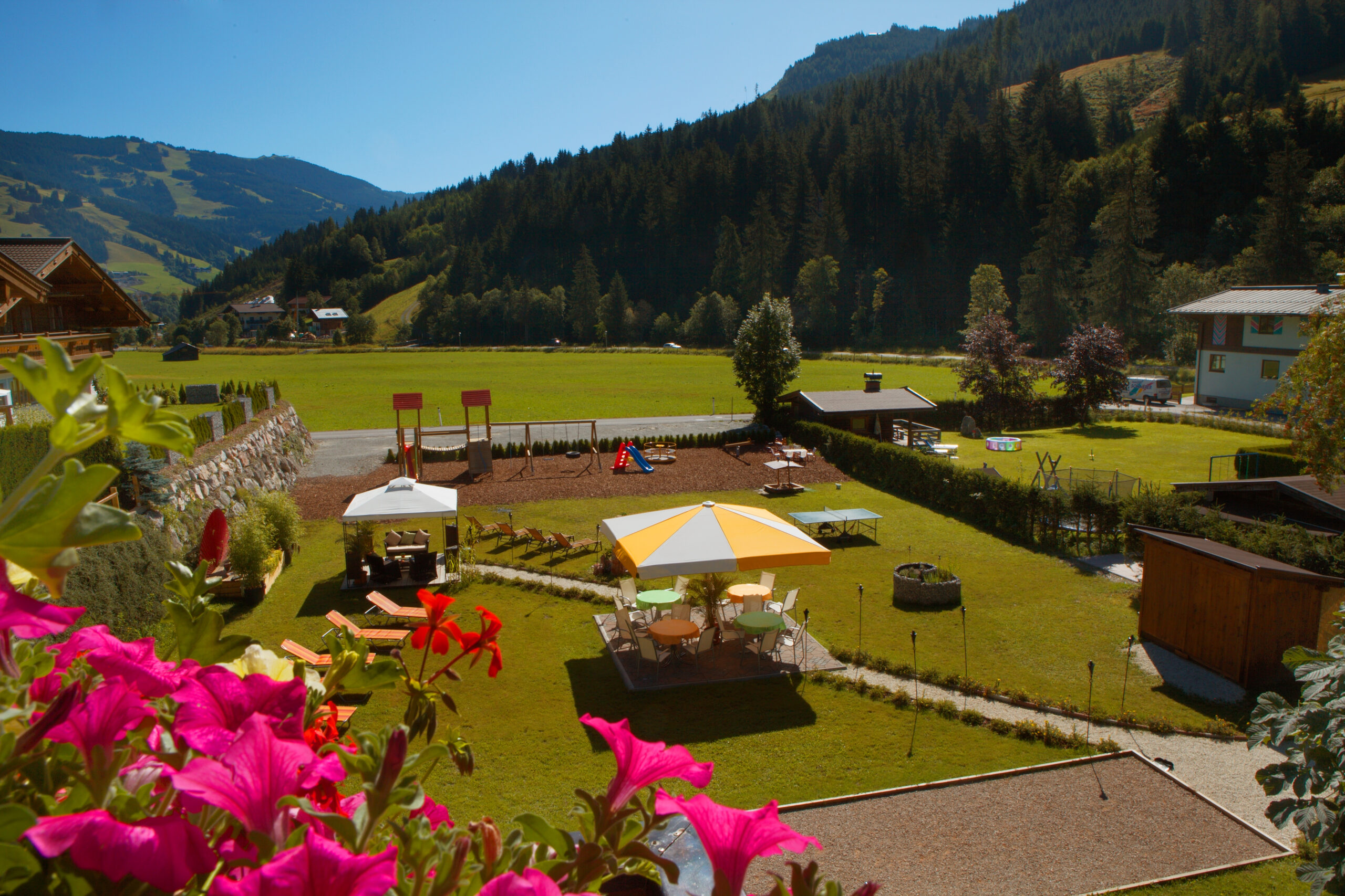 Gartenlandschaft im Sommer Hotel Austria Saalbach